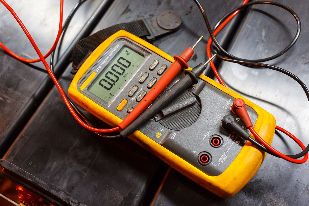 Multimeter with test leads-how to test a wire for voltage